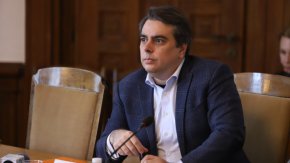 
"Последните 5 месеца станахме свидетели на няколко много сериозни кризи – едната започна с повишаване цените на енергоизточниците. Втората голяма криза е войната в Украйна, която доведе до по-трудни и скъпи доставки, както и запасяване с продоволствие", заяви Василев