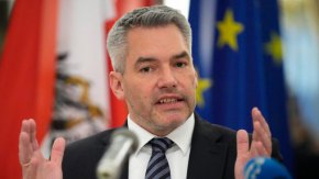Австрийският канцлер Карл Нехамер призова руския енергиен гигант "Газпром" да напълни отново хранилището си за природен газ край Залцбург в интервю за вестник "Клайне Цайтунг" в четвъртък
