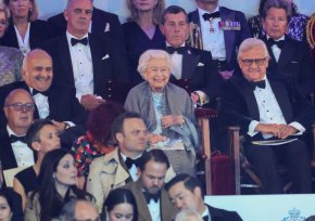 96-годишната Елизабет Втора пристигна на арената на замъка в Уиндзор за Royal Windsor Horse Show и беше приветствана от публиката, която стана на крака