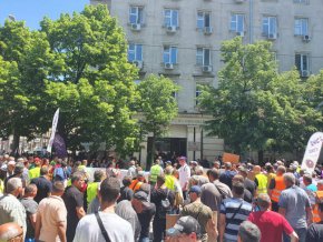 Протестиращите подариха свещи на политици като символ на бъдещето, което очаква България, ако централите бъдат затваряни