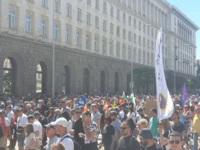 Причината за протеста е принудителното спиране на Централата, което според недоволните граждани е без конкретна причина