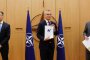 Посланикът на Финландия в НАТО Клаус Корхонен (вляво), генералният секретар на НАТО Йенс Столтенберг (в средата) и посланикът на Швеция в НАТО Аксел Вернхоф (вдясно) 