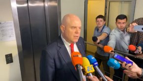 
И макар Стоилов да поиска уволнението на Гешев още миналото лято, а Йорданова - пред март, досега съветът си намираше поводи да не ги разгледа