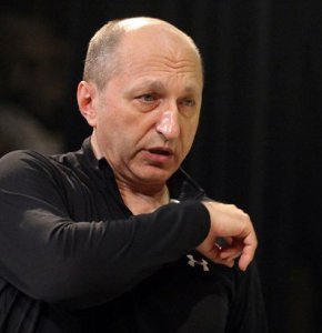 Кариерата му обхваща над 40 страни и някои от най-престижните сцени: Кенеди център, Метрополитън опера, Национална опера в Париж, Театро ла Скала, Кралската опера в Лондон и други
