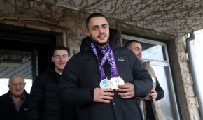 Проблемите в ръководството на щангите продължават почти година