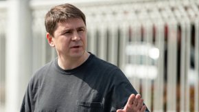 Съветникът на украинския президент Михаил Подоляк говори пред пресата след преговорите между Русия и Украйна на четири очи в двореца Долмабахче, 29 март 2022 г. , Истанбул, Турция © AFP / Yasin Akgul/AFP