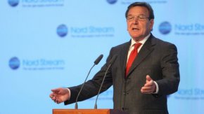  

Шрьодер, който беше канцлер на Германия от 1998 до 2005 г., беше подложен на интензивна обществена критика, че е запазил доходоносната си позиция в борда на "Роснефт", която той заемаше от 2017 г. насам