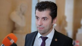 От правителствената пресслужба съобщиха тази сутрин, че след традиционното посещение в базиликата "Санта Мария Маджоре" ще се състои среща и с македонската делегация, водена от премиера Димитър Ковачевски.