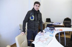 Съветникът на украинския президент Михайло Подоляк прави изявление относно последните събития във войната на тази снимка от 19 април в Киев, Украйна. 