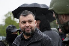 Денис Пушилин, лидер на Донецката народна република, говори пред журналисти в Мариупол, Украйна, на 18 май. Тази снимка е направена по време на пътуване, организирано от руското Министерство на отбраната. (AP)