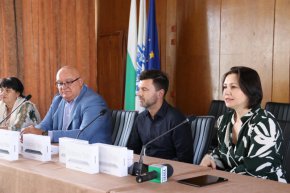     В кампанията са включени 9 училища, а броят устройства е разпределен спрямо нуждите на съответното училище. На връчването присъстваха представители на Amusnet Interactive, кметът на община Видин, д-р Цветан Ценков, г-жа Борислава Борисова, зам.-кмет по хуманитарни дейности и социална политик
