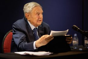 
Изпращането на руски войски в Украйна "може да е началото на Третата световна война и нашата цивилизация може да не я преживее", заяви Сорос пред WEF, и дори когато боевете там спрат, "ситуацията никога няма да се върне към предишната"