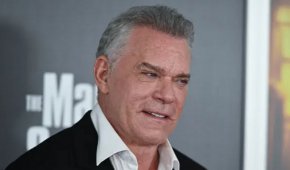 

Според негов представител, който е потвърдил новината, актьорът е починал в съня си в Доминиканската република, докато е снимал последния си филм "Опасни води" заедно със Сафрон Бъроуз.