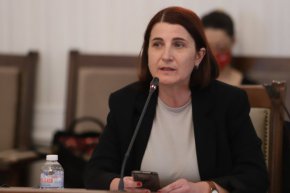 До преди дни в 150-те хотела във Варненско е имало около 18 000 украински бежанци. По последни данни от днес става ясно, че  3 000 души са напуснали местата за настаняване. 5 000 остават в хотелите, изявили желание да работят по новата програма.