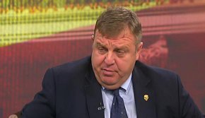 

Почетният председател на ВМРО засегна и приемането на еврото: „За да те потупат в Брюксел, без обществено обсъждане и дебат в обществото, натрисаш на българската икономика в тази криза еврото. Айде да проучим опита на Германия, Гърция и на други държави и да видим какво се случи с гражданите”, апелира той