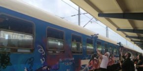 
Само 57 бежанци от Украйна се отправиха днес с влак от Бургас към почивни бази във вътрешността, на страната, където да бъдат настанени-
