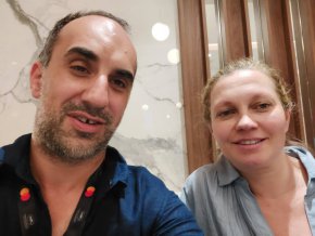 „Бебето ми на 1 месец е горе в стаята и се надяваме да не заплаче”, казва в началото на срещата ни в лобито на хотела Грей д’Албион в Кан гледащата сама първата си рожба Доротея Друмева, която само час по-рано е пристигнала с безценния „товар” за фестивала, където нейният първи филм The Vagabonds се представя, редом с Топ Гън и Елвис в т.нар. извънконкурсна селекция. 
