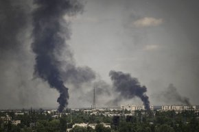 Дим се издига в град Северодонецк по време на тежки сражения между украинските и руските войски в понеделник, 30 май. (Aris Messinis/AFP/Getty Images)