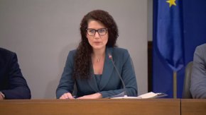 

Калина Константинова заяви чрез видеообръщение в началото на тази седмица, че украинските бежанци, настанени в хотелите по българското Черноморие, които няма къде да отидат след 31 май, ще бъдат временно настанени в буферните центрове в Сарафово и Елхово.