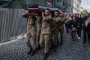 Украински войници носят ковчезите