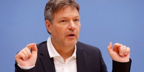 
"Доходите, които руският президент Владимир Путин получи през последните месеци поради високите енергийни цени, "болят" и можем само да се срамуваме, че сме все още не успяваме да намали тази зависимост по-значително", посочи той.