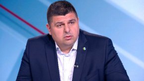 

Няколко месеца ще са необходими за пренастройване на инсталациите на комбината, за да могат да работят и с петрол, който не е руски, поясни Мирчев