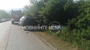 Загиналата е управлявала едната кола, а шофьорът на другата е откаран във великотърновската болница с фрактура на крака. Преминаването на автомобили в участъка на катастрофата временно е преустановено. На местопроизшествието се извършва оглед. 