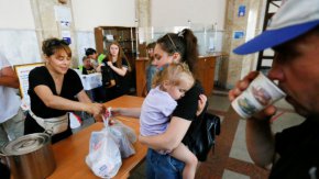 Редица много по-малки като население от Великобритания държави като Австрия, Чехия и България, са приели много повече бежанци както като абсолютна бройка, така и по показателя на глава от населението