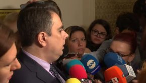 
По думите му след нова година трябва да се направи промяна в заплащането на осигуровките на държавните служители, като те да са като на работещите в частния сектор.


