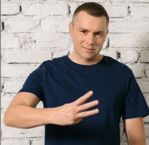 В началото на публикацията обаче той се извинява за действията си