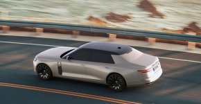 Предната част на автомобила носи известния интерфейс на Range Rover, докато фонът е в същите обичайни линии на Land Rover с малки модификации, които се появяват, когато светлините се свържат една с друга