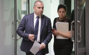 
По предложението на превозвачите за въвеждане на отстъпка от тол таксите на база изминато средномесечно разстояние и за ДДС върху тол таксите, министърът каза, че вече е говорил с финансовия министър и пое ангажимент да се подготви становище и по двата въпроса.