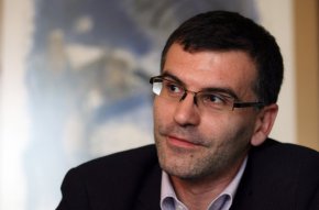 

И в момента всички инвестиционни проекти на общини и на държавата на практика са спрени с много малки изключения, като и кметовете, и министрите непрекъснато повдигат тази тема безрезултатно пред правителството