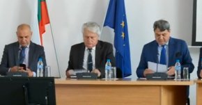 "Както виждате, реформи в МВР са предприети, извършват се и някои от тях са завършени. На фона на твърденията, че реформи в МВР не се извършвали, защото министърът нямал смелостта да извърши реформите.

 