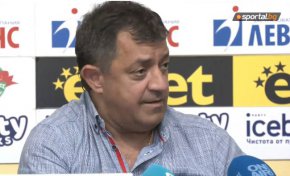 
"Няма развитие по въпроса дали аз ще продължа да съм треньор. Лошото е, че президентът не обявява, че няма да водя отбора", добави той.