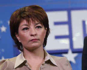 “Това не ни радва, тревожи ни, защото сме загрижени за държавата. След серия от кризи вероятно ще настъпи и политическа”, каза Атанасова.

