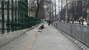 
Причината е проста: и сега не централната администрация на Столичната община, а местните по райони отговарят за настилките за пешеходци. Но им е най-удобно да се скрият.