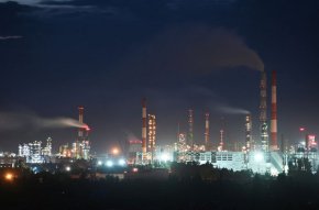 
Изглед към местна петролна рафинерия в Омск, Русия, 6 юни 2022 г. REUTERS/Алексей Малгавко