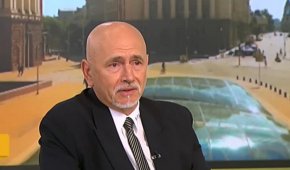 
„Когато взехме решение да влезем в еврозоната, отново имаше напускане на четиримата министри от МС. Станаха много нервни и започнахме да си задаваме въпроса какво се случва”, продължи Събев.


