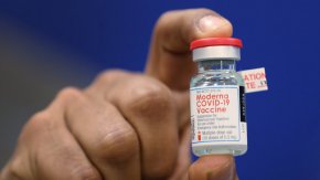 Очаква се FDA да публикува оценката си за ваксината на Pfizer-BioNTech през следващите няколко дни.