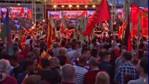 
„Цели 5 години чакаме дата за преговори, предадоха ни и все още сме в чакалнята на ЕС- 22 години чакаме. Заради погрешната политическа стратегия се взима бъдещето на тези млади хора пред мен и като продължение на тази политическа агресия, която се извършва върху нас, пристигна и предложението, което от правителството твърдят, че нито са виждали, нито са чували за него. Това е капитулация - българизация на (Република Северна) Македония или дипломатически нокаут”, каза Мицкоски.

 