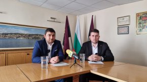 
Лидерът на групата на ВМРО в СОС Карлос Контрера обвини Министерски съвет и парламентарното мнозинство на промяната, че води към фалит всички български общини.