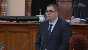 
Въпреки че е избран в родния град на Слави Трифонов с гласове, дадени единствено и само заради тв водещия и лидер на ИТН, 33-годишният младеж е лично предан за попадането си в парламента на спортния министър в оставка Радостин Василев