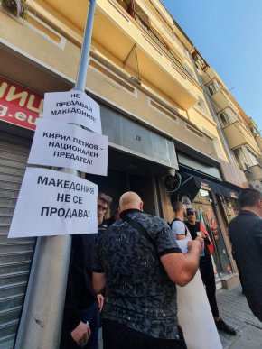 

Джамбазки допусна, че може би заради вота на недоверие премиерът не свиква Комисията по външна политика.