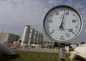 До резервоарите за газ в Trans Austria Gasleitung (TAG), газоразпределителния възел на Австрия, в Баумгартен, Австрия, 9 май 2022 г. , се вижда газомер. REUTERS/Leonhard Foeger