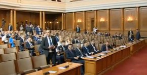 
По време на паузата лидерът на "Възраждане" Костадин Костадинов заяви, че депутатите от партията няма да влязат в зала. Те настояват първо да се гласува вотът на недоверие към кабинета "Петков"