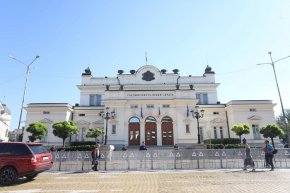 В района на Народното събрание около 12 часа бе спокойно, но полицейското присъствие продължава да е засилено.