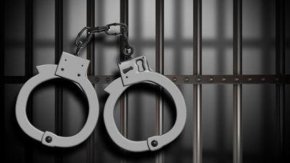 Шофьорът обаче се ядосал заради забележката, излязъл от автомобила и се насочил срещу бащата. Момиченцата се уплашили от избухналия скандал и се отместили, а едното дете - 3-годишно - застанало непосредствено пред колата
