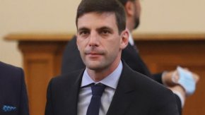 ПП е готова да вземе първия мандат за съставяне на правителство и да се опита да намери 121 независими депутати за новия кабинет”, заяви Петков след края на заседанието на ПГ на партията късно в сряда, след като правителството му бе свалено с вот на недоверие