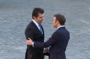 Макрон обаче настоя и Румен Радев да промени позицията си